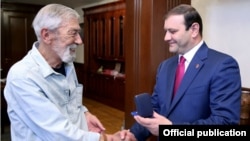 Мэр Еревана Тарон Маркарян (справа) вручает золотую медаль грузинскому актеру и певцу Вахтангу Кикабидзе. Ереван, 9 июня 2014 г.