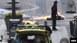 Շտապօգնության մեքենաները Ստոկհոլմի կենտրոնում օգնում են վրաերթի ենթարկված մարդկանց, Ստոկհոլմ, 7 ապրիլի, 2017թ.