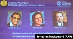 Лауреати премії пам’яті Нобеля з економіки 2019 року, зліва направо: Абіджіит Банерджі, Естер Дюфло та Майкл Кремер