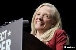 Демократка Абігейл Спанбергер виграла вибори на посаду губернатора Вірджинії. Фото під час мітингу у Річмонді. США, 4 листопада 2025 року