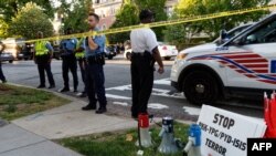 Полицейские возле посольства Турции в Вашингтоне после инцидента с избиением демонстрантов, 16 мая 2017 г.