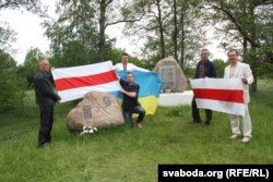 Фота на памяць каля помнікаў у гонар удзельнікаў бітвы