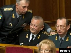 Новопризначений міністр оборони Михайло Коваль (ліворуч) і екс-міністр оборони Ігор Тенюх, Київ, 25 березня 2014 року