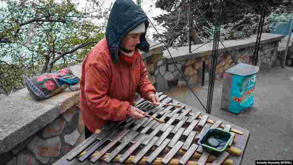 Yevgeniya Avgustovna tışta ksilofonda çalıp qazana. &quot;Evelleri eki-üç saatta eki-üç yüz grivna qazanmaq mümkün edi. Şimdikiler ise qızğana, bütün aqçaları kartalarında, dep ayta&quot;, - zarlana pensiyalı