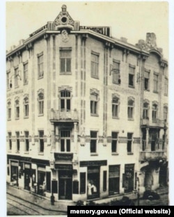 Будівля «Народної гостинниці» у Львові, де діяв Центральний військовий комітет, який готував українське повстання. Фото до 1914 року