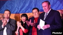 Armenia - Gagik Tsarukian and senior members of his Prosperous Armenia Party applauding former President Levon Ter-Petrosian at an opposition rally in Yerevan, 10Oct2014.
