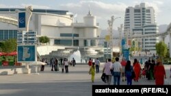 Aşgabatdaky olimpiýa şäherçesiniň daşyndaky adamlar