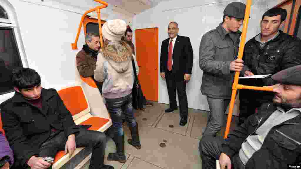 Armenia - Opposition presidential candidate Raffi Hovannisian campaigns in Yerevan, 22Jan2013.