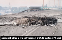 Пошкоджений міст біля мікрорайону Острів у Херсоні, серпень 2025 року