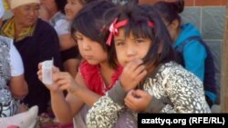 Жұмыстан шығарылған мұнайшылар "Қаражанбасмұнай" АҚ ғимаратының алдында наразылық шеруіне қатысып тұр. Ақтау, 01 қыркүйек 2011 жыл.    