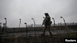 Український військовослужбовець на позиції поблизу міста Покровськ, Донецька область, Україна, 20 листопада