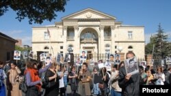 Զոհված զինծառայողների ծնողները եւ քաղաքացիական ակտիվիստները բողոքի ցույց են անցկացնում նախագահական նստավայրի դիմաց, 14 հոկտեմբեր, 2011