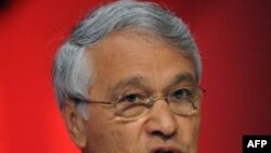 شکيب خليل، وزیر انرژی الجزایر و رییس اوپک، می گوید اوپک تولید خود را کاهش خواهد داد.
(عکس از AFP)