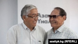 Композитор Акимжан Жээнбай "Азаттыктын" баяндамачысы Бекташ Шамшиев менен.