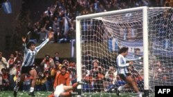 دنیل برتونی (راست)، زننده گل آرژانتین در بازی با ایران؛ دیدار آرژانتین با هلند در جام جهانی ۷۸