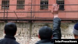 Это уже вторая амнистия за время президентства Леонида Тибилова. После первой, проведенной сразу после избрания его главой государства, количество заключенных сократилось приблизительно с двух сотен до пятидесяти