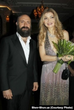 Гулнора Каримова Тошкентдаги Style.uz мода фестивалининг фахрий меҳмони бўлган турк кино юлдузи Ҳалит Эргенч билан. 8 октябр, 2012 йил