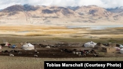 Селение Абдилханбото в Ак Жылге. Фото Тобиаса Маршалла. 2016 год.