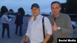 На фото еще две удаляющиеся от Кокоева и Тедеева мужские фигуры. В одной из них без труда угадывается руководитель Управления Кремля по приграничному сотрудничеству Алексей Филатов