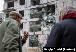 Жители Гуляйполя у одного из разрушенных домов, ноябрь 2025 года