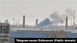 Ресейдің Орск қаласындағы мұнай өңдеу зауытына жасалған дрон шабуылы кезінде әуеге көтерілген түтін. 2025 жылғы қараша айы.