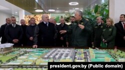 Дырэктар БНБК Данііл Урыцкі апавядае Аляксандру Лукашэнку пра карпарацыю. 22 лістапада 2022 году