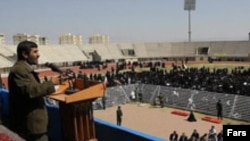 آقای احمدی نژاد خطاب به کشورهای غربی گفته است: به شما نصيحت مي کنم که بيش از اين خود را منزوی نکنيد.