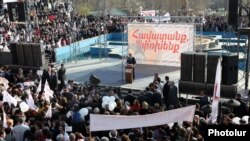 Президент Армении, лидер Республиканской партии Армении Серж Саргсян выступает перед избирателями в ереванской общине Арабкир, 14 апреля 2012 г.