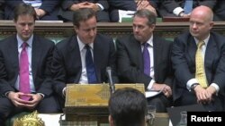 Премьер-министр Дэвид Кэмерон(солдон экинчи) парламентте  өкмөт аскерий чыгымдарды кыскартуу планын жарыялагандан кийин. 19-октябрь 2010  