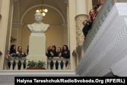 Студенти в очікуванні президента України Петра Порошенка, Львівський національний університет імені Івана Франка, 3 жовтня 2014 року