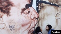 Германи -- Китайн къомаха ши зуда ю Берлинера пена тlехь оба олуш диллинчу Хонеккер Эрикан а, Брежнев Леонидан а суьртана уллехь оба олу кеп лелош, 03Гlу2012