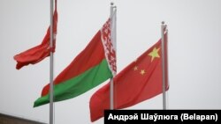 Беларускі і кітайскі дзяржаўныя сьцягі. Ілюстрацыйнае фота