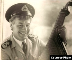 Остап Кіндрачук із бандурою. Приблизно 1980-ті роки