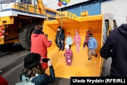 Дзеці гуляюцца ў каўшы цягача на БелАЗе