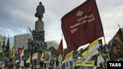 تظاهرات گروه های نژادی مختلف در مسکو در اعتراض به اقدامات گروه های نژادپرست در روسيه در سال ۲۰۰۶ (عکس ايتارتاس)