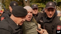 Оппозициянын акциясына каршы болгон кишини полиция кармап кетти. Кишинев, 29-сентябрь 2025-жыл 
