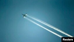 یک جنگنده آمریکایی در حال پرواز بر فراز سوریه