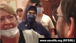 Жахонгир Атажанов Instagram баракчасына жарыялаган билдирүүсүндө, анын үйүнө кол салган калың топ мазактап, сабаганын айткан.