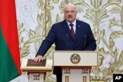 Лукашенко всьоме складає присягу на вірність білоруському народу. Вле чому такий нахмурений? Мінськ, Білорусь. 25 березня 2925 року