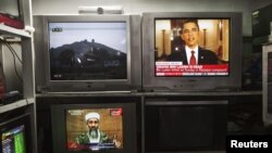 Afganistanci gledaju vijesti o ubistvu Osame bin Ladena 2. maja 2011. u Kabulu