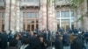 Сотрудники завода «Наирит» перед зданием правительства Армении, Ереван, 6 декабря 2014 г.