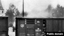 Люди смогли взять с собой только то, что могли унести на руках, остальное было или разграблено, или сожжено