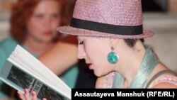 Одна из участниц поэтического фестиваля. Алматы, 14 июля 2012 года. 