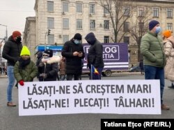 Кишинёв шаарындагы нааразылык жыйынга чыккандардын тобу. 2020-жылдын 6-декабры.