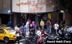 سرگردانی شهروندان در مقابل یک داروخانه در تهران برای تأمین دارو