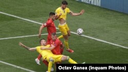 Сценка з матчу – на тлі реклами російського «Газпрому», спонсора УЄФА