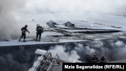 Пожар начался сегодня на третьем этаже торгового центра. Здесь торговцы хранили подержанную одежду и игрушки