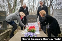 Да стагодзьдзя БНР на магіле Мікалая Вяршыніна адкрылі мэмарыяльную дошку. На здымку: старшыня Рады БНР Івонка Сурвіла, Сяргей Кнырэвіч і праўнучкі Мікалая Вяршыніна Міхаэла Свобадава і Рамана Сітава.