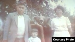 Детская фото Фируза вместе с бурятскими дедушкой и бабушкой