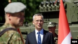 Єнс Столтенберґ (с) на церемонії інавгурації батальйону НАТО в Латвії, військова база Адажі, 19 червня 2017 року